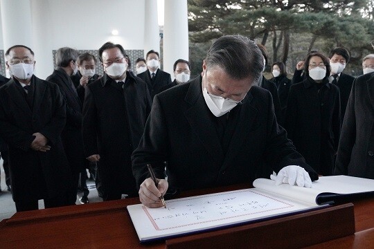 문재인 대통령이 새해 첫날인 1일 서울 동작동 국립서울현충원을 방문, 현충탑을 참배한 뒤 방명록을 작성하고 있다. 사진=연합뉴스