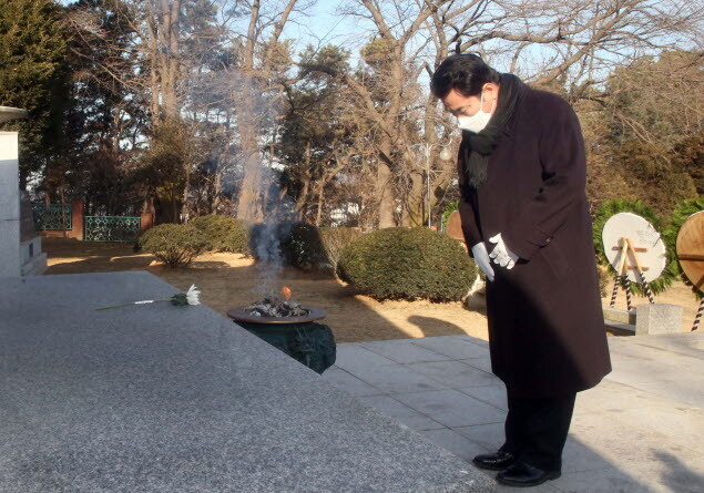 백군기 용인시장이 1일 처인구 남동 용인중앙공원을 방문해 현충탑에 참배하고 있다. 사진=용인시 제공