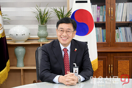 양평군의회 전진선 의장이 1일 신년사를 발표하고, 새롭게 시작하는 2022년에도 군민과 가까운 곳에서 군민의 어려움을 먼저 생각하고, 해결을 위해 먼저 행동하는 군민이 체감하는 의정활동을 약속했다.