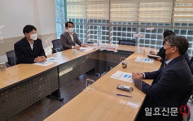 청와대를 방문한 변광용 거제시장과 최성환 도시국장이 청와대 관계자에게 지역 실정을 설명하고 있다.