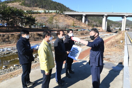 오규석 기장군수는 6일 오전 10시 30분 지역주민들과 기장을 찾는 방문객들에게 안전하고 쾌적한 보행환경을 제공하기 위해 송정천 내 산책로 조성 사업 현장을 점검했다. 사진=기장군.