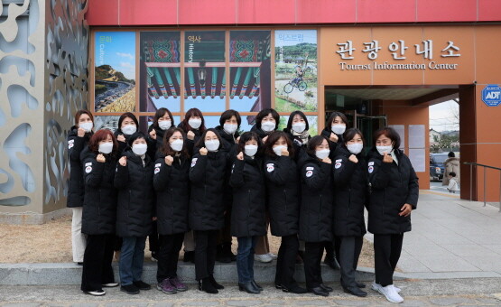 2022년 문화관광해설사들의 기념촬영 모습. 사진=김해시