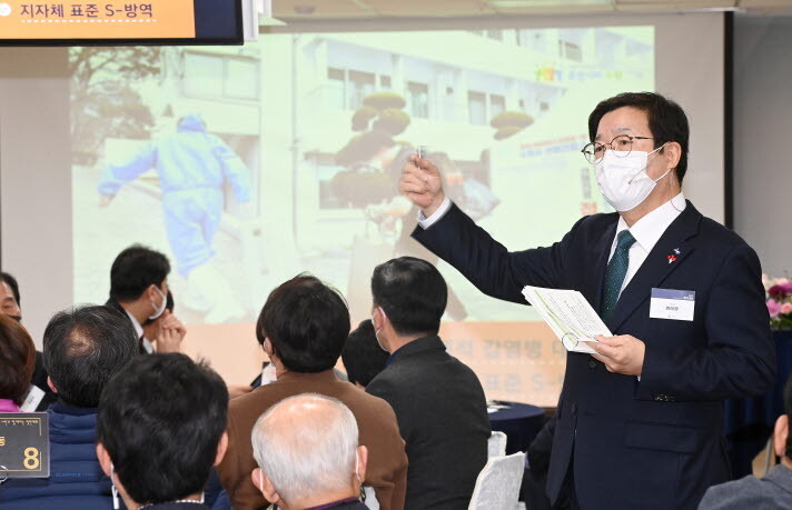 염태영 시장이 7일 오전 팔달구민들과 대화하고 있다. 사진=수원시 제공