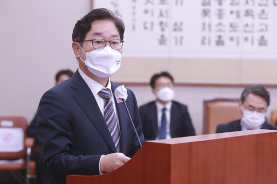 박범계 법무부 장관은 검사장(대검 검사)급 승진 인사 조치를 예고했다. 2021년 말부터 ‘소폭 인사가 이뤄질 것’이라는 전망이 나왔는데 박범계 장관은 연말 기자간담회에서 “현재 공석인 광주고검과 대전고검 차장검사를 채우겠다”고 공언했다. 사진=박은숙 기자