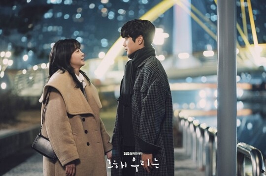 배우 최우식·김다미가 출연하고 있는 SBS ‘그해 우리는’이 일본 넷플릭스 TV쇼 부문 1위를 차지했다. 김다미는 일본에서 장기간 인기를 누리고 있는 ‘이태원 클라쓰’의 주인공이기도 하다. 사진=SBS ‘그해 우리는’ 홈페이지