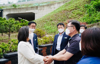 은수미 성남시장이 지난해 전국주민자치박람회에서 국무총리상 받은 단대동을 방문해 관계자들을 격려하고 있다. 사진=성남시 제공