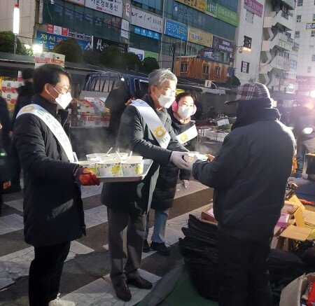 시장 상인들에게 떡국을 나누어주는 박상진 마산시농협 조합장. 사진=경남농협