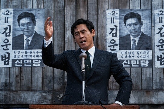 설경구는 영화 '킹메이커'에서 정치인 김운범 역을 맡아 치열한 선거판에 뛰어드는 이야기를 그린다. 사진=영화 '킹메이커' 스틸컷