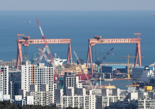 울산광역시 동구 시가지 너머로 보이는 현대중공업 조선소 모습. 사진=연합뉴스