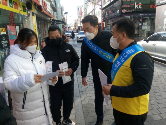 외국인이용시설·밀집지역 특별방역점검 모습. 사진=김해시