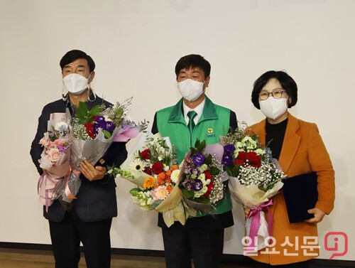 감사패를 수상한 신희구 전 서종면장(읍면평가대상 읍면장)과 이현주 전 소통협력담당관(새마을 조력자).