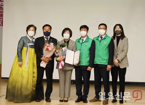 대통령 표창을 수상한 양평군새마을회 전영희 사무국장이 정동균 군수, 양평군새마을회 회장단과 기념촬영을 하고 있다.