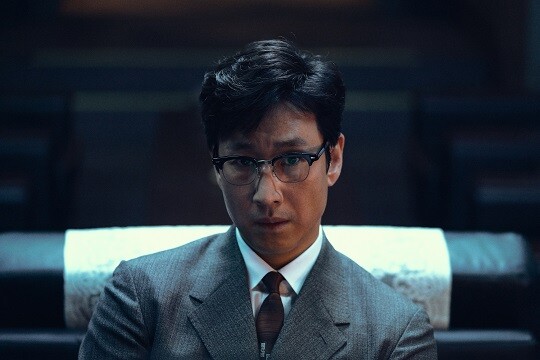 ‘킹메이커’에서 이선균이 맡은 서창대는 ‘이기기 위한 선거’만을 위해 움직이는 ‘선거판의 여우’다. 사진=영화 '킹메이커' 스틸컷