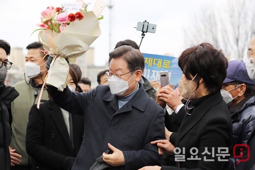 이재명 후보가 김행엽 양평선대본부 여성본부장으로부터 꽃다발을 받고 군민들을 향해 인사를 하고 있다.