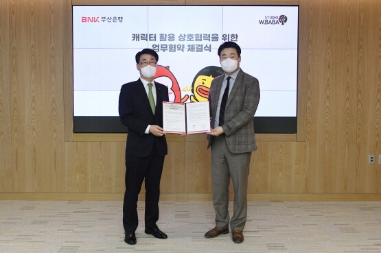 업무 협약식 모습. 왼쪽부터 부산은행 강상길 디지털금융본부장, 스튜디오더블유바바㈜ 이홍주 대표이사. 사진=부산은행