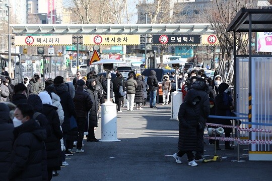 31일 국내 신종 코로나바이러스 감염증(코로나19) 신규 확진자 수는 1만 7085명을 기록했다. 사진=박은숙 기자