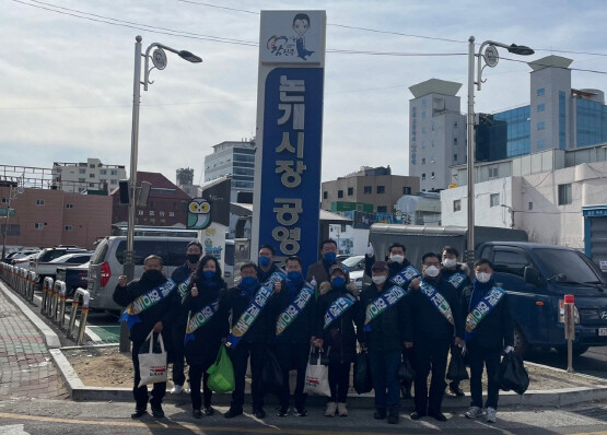 전통시장 장보기 행사 모습. 사진=더불어민주당 진주을 지역위원회