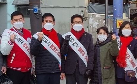 국민의힘 권명호 국회의원(중앙)이 민심청취에 나선 모습. 사진=권명호의원실