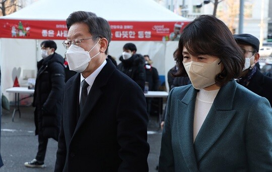 이재명 더불어민주당 대선 후보는 경기도지사 시절 배우자 김혜경 씨가 소속 공무원에게 약 대리처방 등 사적 심부름을 시키고 법인카드를 유용했다는 의혹에 대해 사과했다. 사진=국회사진취재단