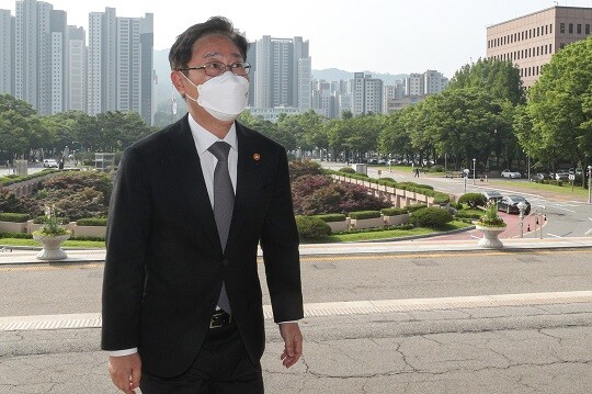 박범계 법무부 장관의 정부과천청사 출근길 모습이다. 사진=박정훈 기자