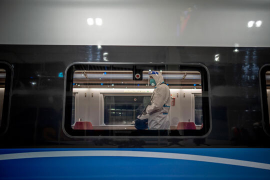 베이징동계올림픽은 현재 철저한 방역 시스템 속에서 치러지고 있다. 장자커우에 도착한 기차 내부를 소독하는 모습. 사진=EPA/연합뉴스