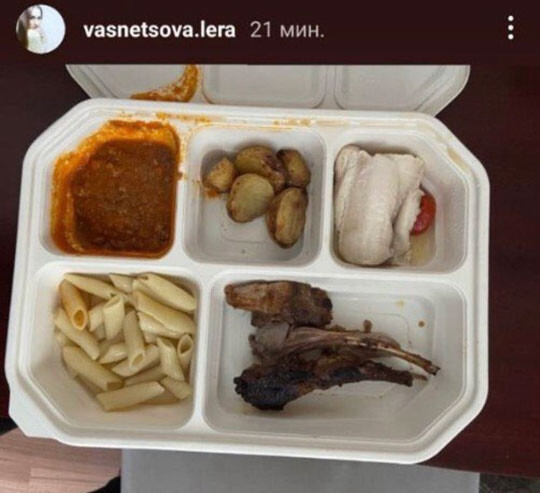 러시아 바이애슬론 선수인 발레리아 바스넷소바는 격리 호텔에 머무르는 동안 제공받은 식사가 형편없었다며 분노했다. 그가 인스타그램에 올린 사진.