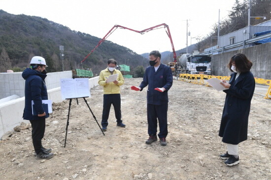 오규석 기장군수는 10일 오전 10시 30분경 지역 농업인에게 안정적인 영농환경 제공과 자연재난 피해 예방을 위해 정비 중인 ‘내리저수지’ 공사 현장을 방문해 점검했다. 사진=기장군