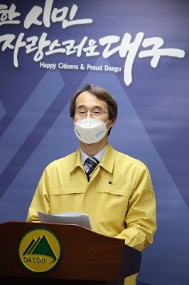 김종한 대구시 행정부시장이 14일 '재택관리지원 상담센터'에 대해 브리핑하고 있다. (사진=대구시 제공)