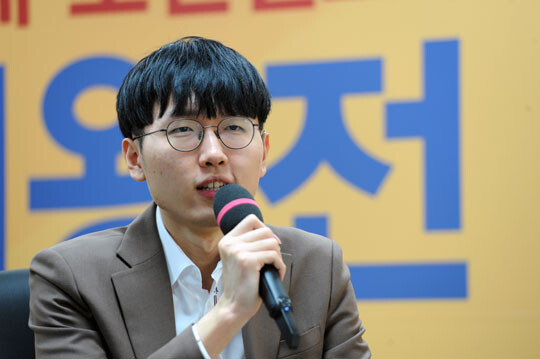 우승을 확정지은 후 인터뷰하는 신진서 9단. 사진=한국기원 제공