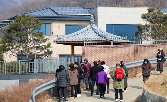 박근혜 전 대통령이 퇴원 후 머무를 것으로 알려진 대구 달성군 사저에 사람들의 발길이 이어지고 있다. 사진=연합뉴스