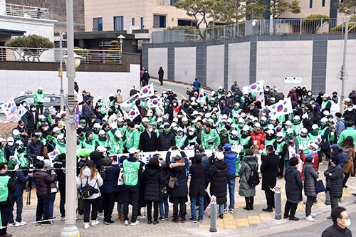 우리공화당 조원진 대통령 후보가 19일 오전 박근혜 전 대통령이 입주할 것으로 예정된 대구 달성군 사저를 찾아 유세를 벌이고 있다 (사진=우리공화당 제공)