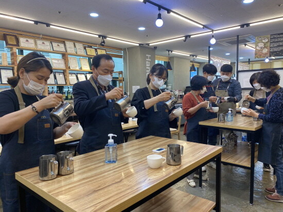 삼방마을관리사회적협동조합의 카페실습 장면. 사진=김해시