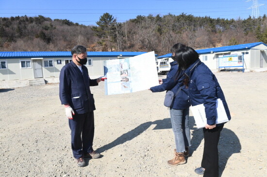 오규석 기장군수는 21일 오전 10시 30분경 산림치유의 공간으로 조성 중인 ‘장안 치유의 숲’ 현장을 방문해 그간 추진상황을 점검했다. 사진=기장군