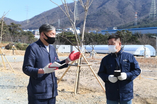 오규석 기장군수는 21일 오후 2시 30분경 정관읍 좌광천변에 조성된 체험 학습형 양묘장을 방문해 현장을 점검했다. 사진=기장군