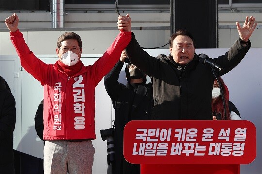 윤석열 국민의힘 대선 후보가 지난 2월 17일 경기도 안성시 서인사거리에서 열린 유세에서 안성시 국회의원 재보궐 선거에 출마한 김학용 후보와 함께 손을 들어 올리고 있다. 사진=국회사진취재단