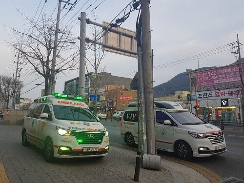 24일 대구시가 지법의 청소년 방역패스, 60세 미만에 대한 식당·카페 방역패스 효력정지 결정에 대해 즉시 항고를 검토한다는 입장을 내놨다. 사진은 코로나19 환자를 싣기 위해 거리에 주차된 구급차. (사진=남경원 기자)