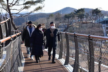 정하영 김포시장은 23일 애기봉평화생태공원 생태탐방로를 찾아 현장 점검하고 있다. 사진=김포시 제공