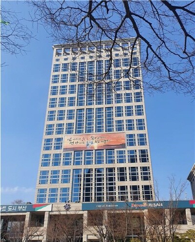 ‘부산문화글판’ 문안이 게시된 부산시청. 사진=부산시