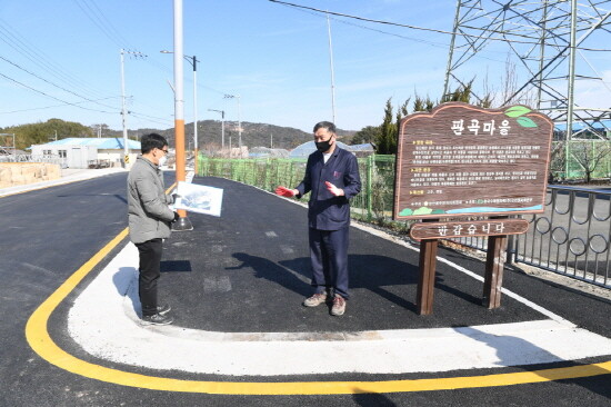 오규석 군수가 장안읍 ‘판곡마을 도로개설’ 현장을 방문한 모습. 사진=기장군