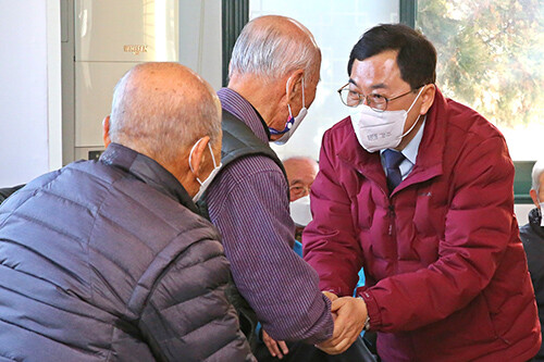 주낙영 시장이 지역 노인복지사업장을 찾은 자리에서 어르신들께 인사를 드리고 있다. (사진=경주시 제공)