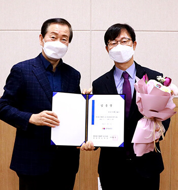 2일 경주엑스포대공원 정규식(오른쪽) 신임 경영관리처장이 임명장을 받고 있다. (사진=경북도 제공)