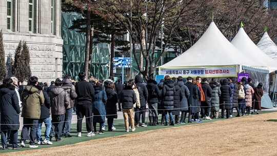 서울 중구 서울광장에 설치된 코로나19 선별검사소에서 시민들이 신속항원검사를 받기 위해 줄을 서 기다리고 있다. 대한민국은 3월 3일 기준 26만 6853명으로 일일 신규 확진자가 전세계에서 가장 많은 국가다. 사진=최준필 기자