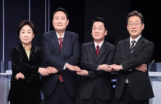 3월 2일 열린 제20대 대통령선거 후보 초청 3차 법정 TV 토론회에서 대선 후보들이 선전을 다짐하고 있다. 왼쪽부터 심상정·윤석열·안철수(사퇴)·이재명 후보. 사진=국회사진취재단