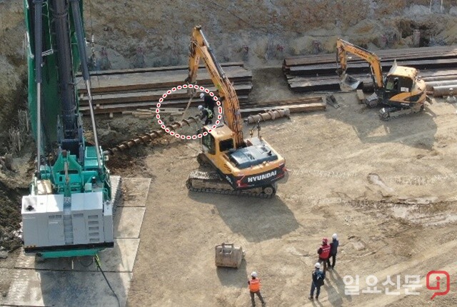 굴삭기에 견인줄을 달아 드릴쉽을 옮기는 불법행위 모습. 사진=정민규 기자