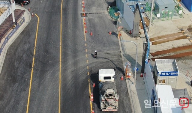 GS건설에서 벗어난 덤프트럭이 얼마나 중앙선 침범을 일삼고 있는지 도로에 바퀴자국이 선명하다. 사진=정민규 기자