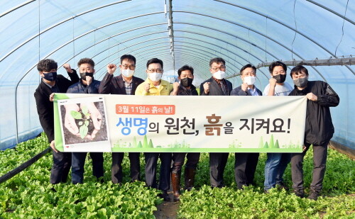 한국농수산식품유통공사 사장 김춘진(왼쪽 네번째), 두레한강생산자회를 방문해 관계자들과 기념사진을 찍고 있다. 사진=한국농수산식품유통공사 제공