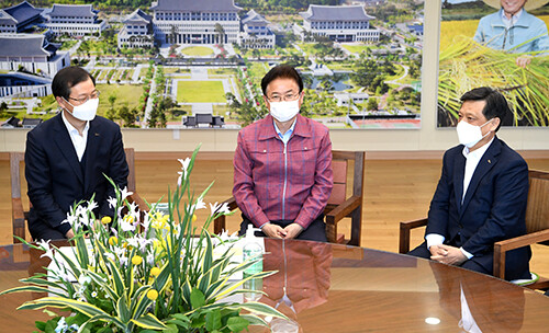 김학동 포스코 부회장 면담 모습. (사진=경북도 제공)