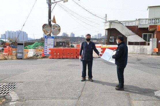 오규석 군수가 일광면 ‘화전마을 지구단위계획도로 개설 공사’ 현장을 점검하는 장면. 사진=기장군