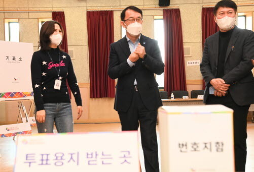 조청식 수원시장 권한대행이 청소년문화센터 연수동에 마련된 투표소를 점검하고 있다. 사진=수원시 제공