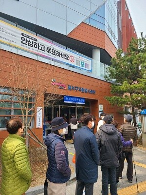 9일 대구 달서구 자원봉사센터에 마련된 투표소에 시민들이 투표를 위해 긴 줄을 서고 있다. (사진=남경원 기자)